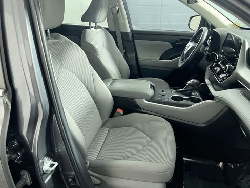 Used 2023 Toyota Highlander LE image 32