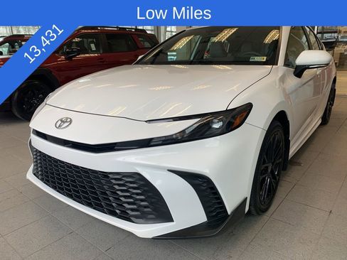 Used 2025 Toyota Camry SE image 2