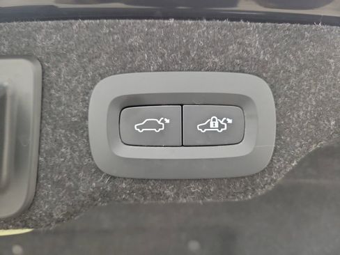 Certified 2023 Volvo S90 B6 Ultimate w/ Lounge Package image 11