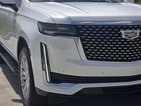 Used 2023 Cadillac Escalade Premium Luxury RWD image 9
