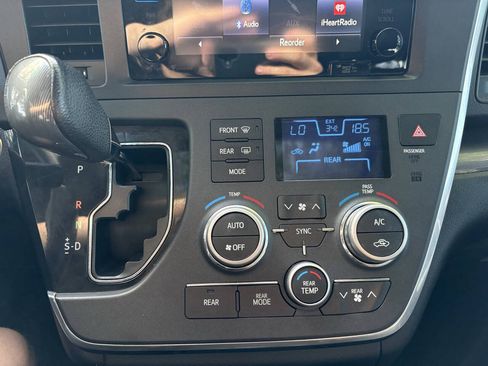 Used 2017 Toyota Sienna SE w/ SE Preferred Package FWD image 19