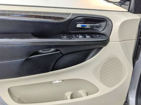 Used 2014 Chrysler Town & Country Touring image 23