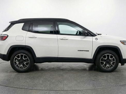 Used 2025 Jeep Compass Trailhawk AWD/4WD image 11