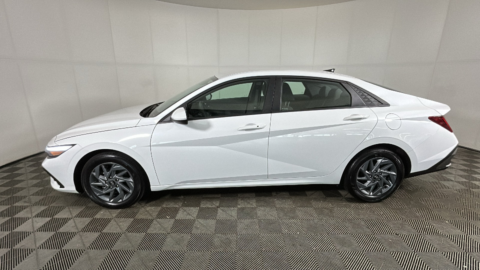 Used 2025 Hyundai Elantra Hybrid FWD image 7