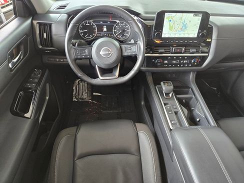 Used 2025 Nissan Pathfinder SL image 12