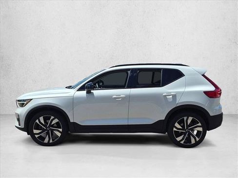 Used 2023 Volvo XC40 B5 Plus w/ Driver Assist Package AWD/4WD image 4