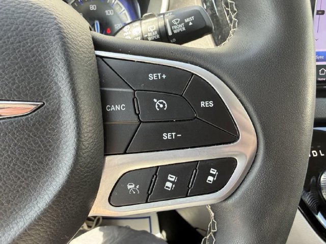 Used 2023 Chrysler Pacifica Touring-L FWD image 25