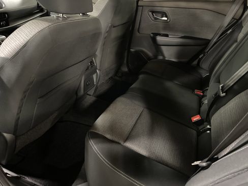 Used 2022 Nissan Rogue SV image 11