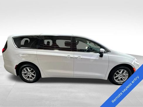 Used 2023 Chrysler Pacifica Touring-L FWD image 4