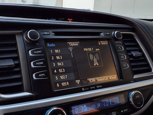 Used 2018 Toyota Highlander Plus w/ Carpet Mat Package (TMS) image 7