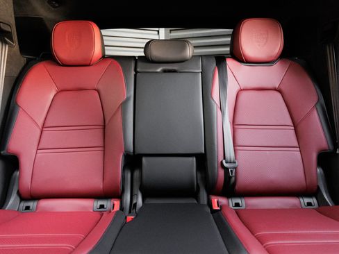 Certified 2026 Porsche Cayenne GTS AWD/4WD image 28