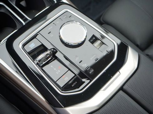 Used 2025 BMW i7 xDrive60 AWD/4WD image 19