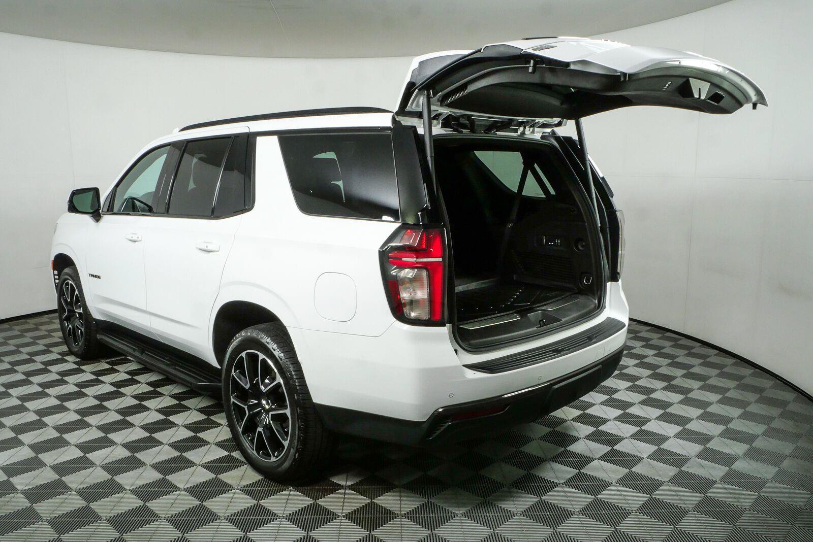 Used 2021 Chevrolet Tahoe RST w/ Luxury Package RWD image 38