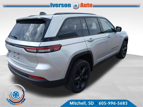 Used 2024 Jeep Grand Cherokee Altitude AWD/4WD image 5