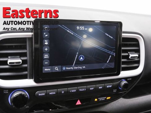 Used 2023 Hyundai Venue Limited FWD image 19