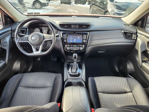 Used 2017 Nissan Rogue SV w/ SV Premium Package image 8