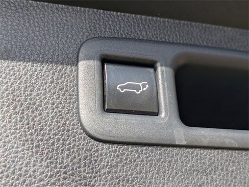 Used 2021 Toyota Highlander XLE image 13