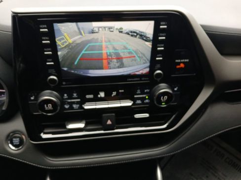 Used 2022 Toyota Highlander XLE FWD image 9