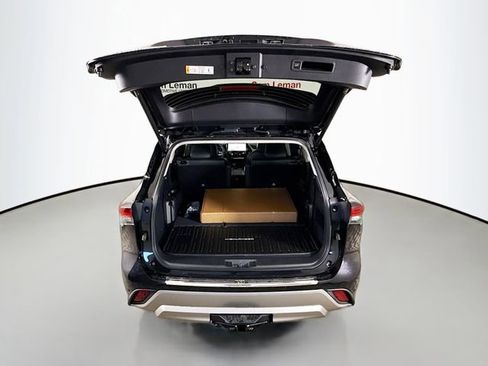 New 2026 Toyota Highlander Platinum image 24