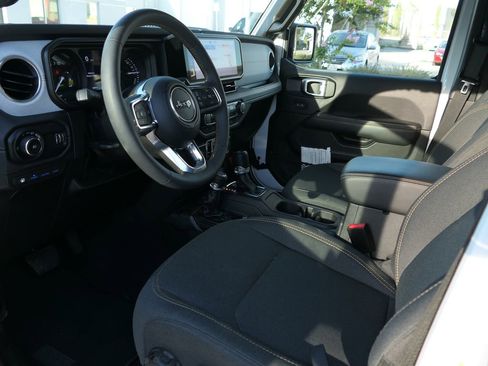 Used 2025 Jeep Wrangler Unlimited Sahara image 13