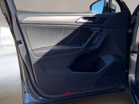 Used 2022 Volkswagen Tiguan SE w/ Panoramic Sunroof Package image 20