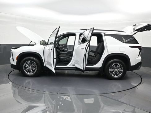 Used 2025 Chevrolet Traverse LT FWD image 35