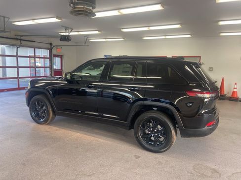 New 2025 Jeep Grand Cherokee Altitude image 10