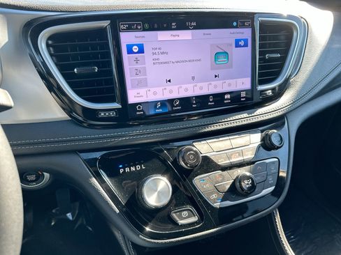 Used 2025 Chrysler Pacifica Limited FWD image 16