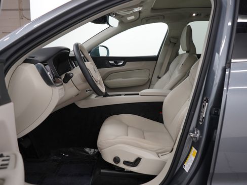 Used 2021 Volvo XC60 T5 Momentum w/ Premium Package image 17