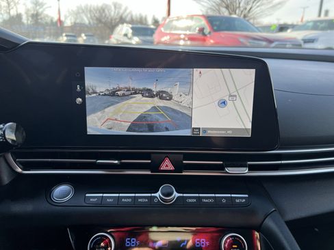 Used 2024 Hyundai Elantra SEL image 18