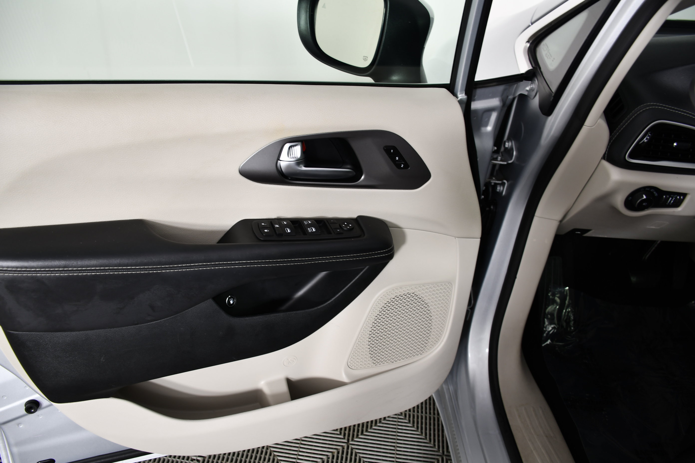 Used 2023 Chrysler Pacifica Touring-L FWD image 36