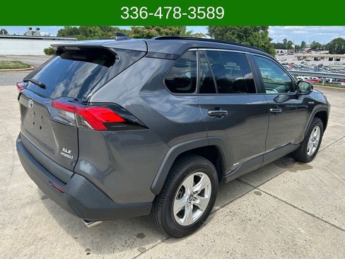 Used 2020 Toyota RAV4 XLE w/ Carpet Mat Package AWD/4WD image 5