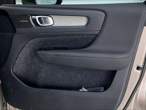 Used 2023 Volvo XC40 B4 Plus image 23