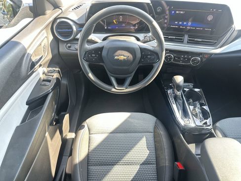 Used 2025 Chevrolet Trax LT image 17