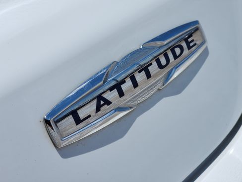 Used 2025 Jeep Compass Latitude AWD/4WD image 13