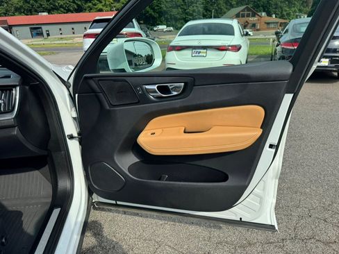 Used 2019 Volvo XC60 T6 Momentum w/ Multimedia Package AWD/4WD image 23