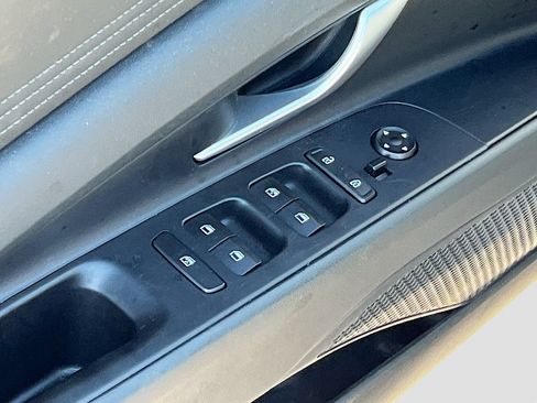 Used 2023 Hyundai Elantra Limited FWD image 18