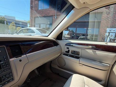 Used 2011 Lincoln Town Car Signature Limited RWD image 37