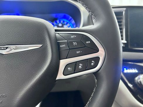 Used 2024 Chrysler Pacifica Touring-L image 11