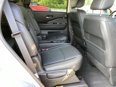 Used 2024 Nissan Pathfinder SL w/ SL Premium Package FWD image 5