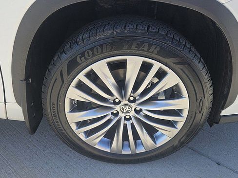 Used 2021 Toyota Highlander Platinum AWD/4WD image 2