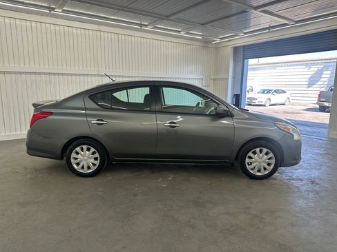 Used 2017 Nissan Versa SV image 4