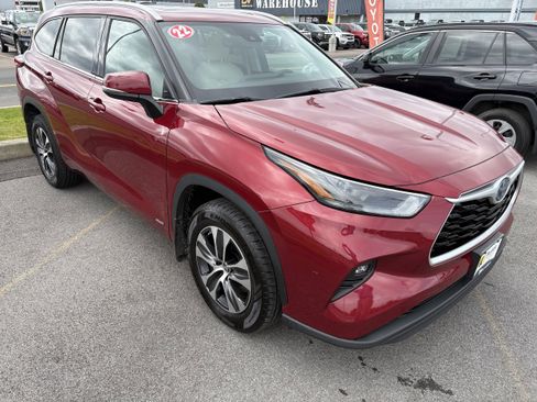 Used 2022 Toyota Highlander XLE image 2