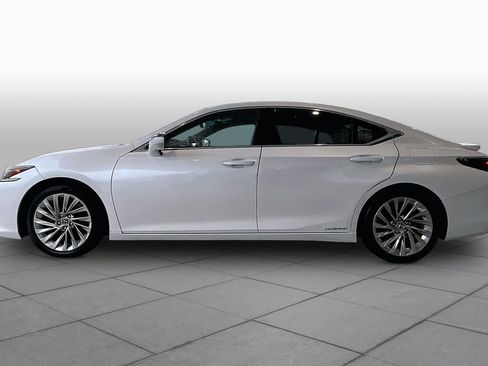 Used 2020 Lexus ES 300h Ultra Luxury w/ Accessory Package FWD image 32