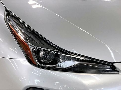 Used 2021 Toyota Prius L Eco image 27