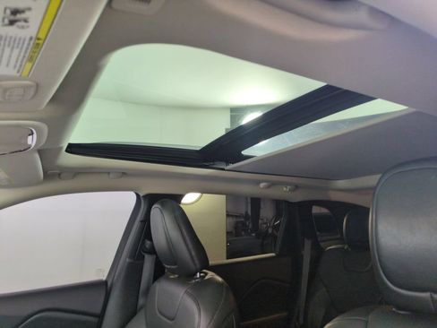Used 2018 Jeep Cherokee Limited AWD/4WD image 22