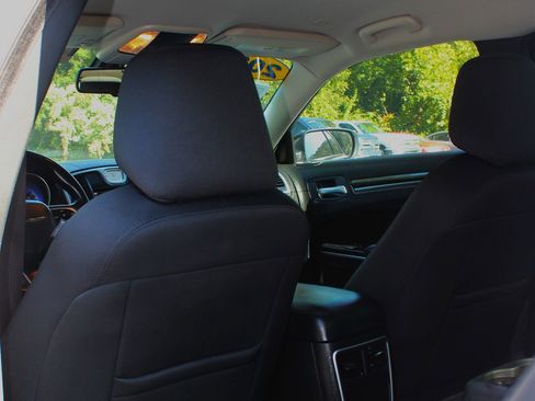 Used 2022 Chrysler 300 Touring w/ Sport Appearance Package image 17