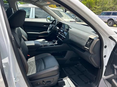Used 2025 Nissan Pathfinder Platinum FWD image 40