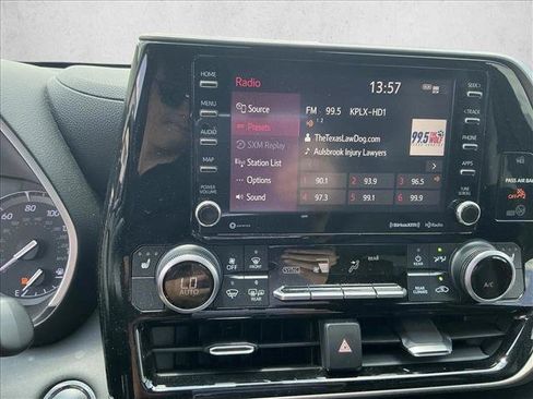 Used 2020 Toyota Highlander XLE FWD image 11