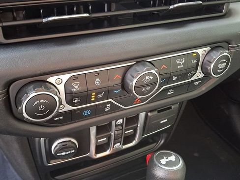 Used 2024 Jeep Wrangler Unlimited Sahara AWD/4WD image 16